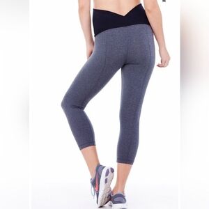 Ingrid & Isabel Active Capri Maternity Pants Leggings Over Belly. Size Med Grey